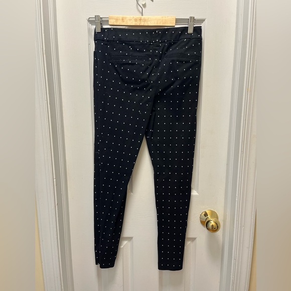 Old Navy Pixie Mid-Rise Black/White Dots Tapered Leg, Size 2 EXCELLENT CONDI… - Picture 2 of 4